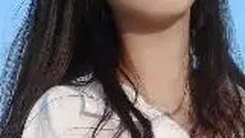 约基奇盛装出席直面湖人挑战，面容严肃气势非凡