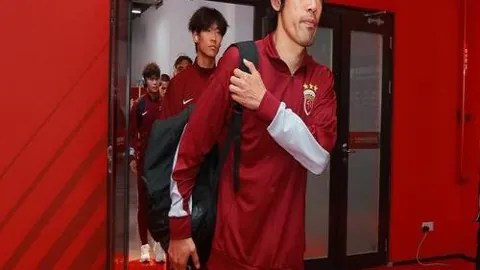 梅西社交平台晒惬意午后：茶香袅袅，复古发型宛如2025画风